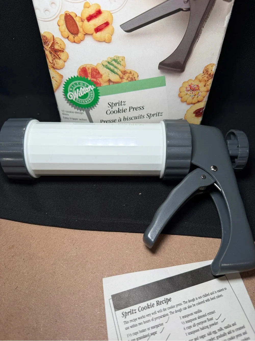 Wilton Spritz Cookie Press 11 cookie discs, easy trigger action With Recipe